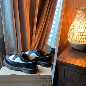Doc Martens 3989 Bec Smooth Leather Brogue Shoes (ONLY WAS WORN FOR 2 DAYS)